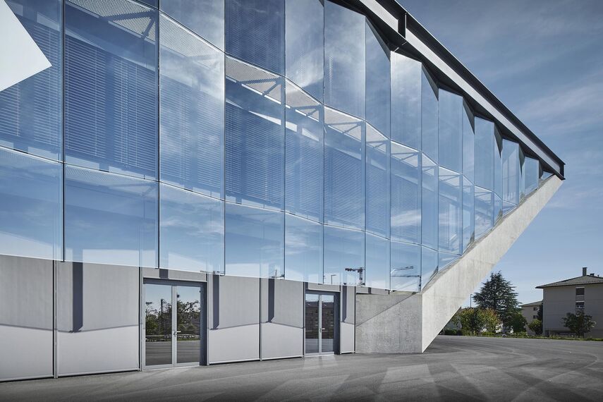thermfix vario Fachadas, fuego light Janelas, unico Portas, fuego light Portas and unico Janelas - La Tuilière football stadium, Lausana located in Lausanne, Suíça