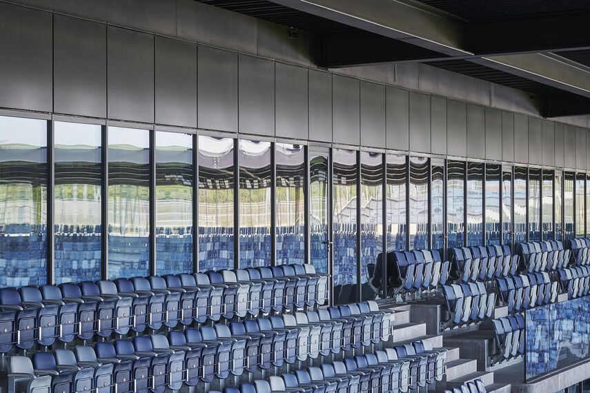 thermfix vario Fachadas, fuego light Janelas, unico Portas, fuego light Portas and unico Janelas - La Tuilière football stadium, Lausana located in Lausanne, Suíça