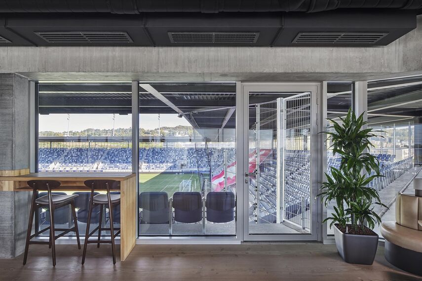 thermfix vario Fachadas, fuego light Janelas, unico Portas, fuego light Portas and unico Janelas - La Tuilière football stadium, Lausana located in Lausanne, Suíça