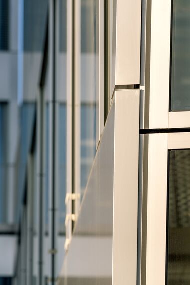 thermfix vario Fachadas, fuego light Portas, unico Portas and presto 50 Portas - The Circle, Zurich located in Zürich, Suíça