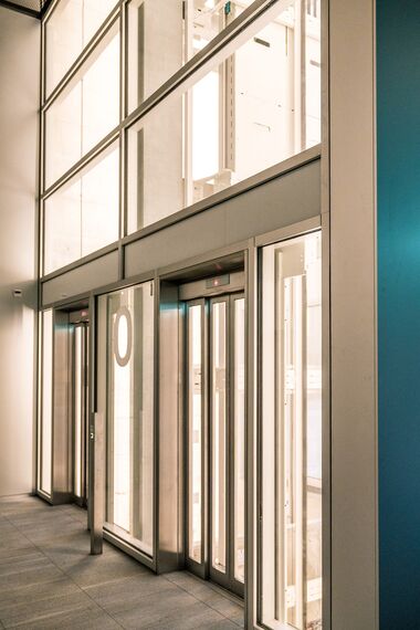 thermfix vario Fachadas, fuego light Portas, unico Portas and presto 50 Portas - The Circle, Zurich located in Zürich, Suíça