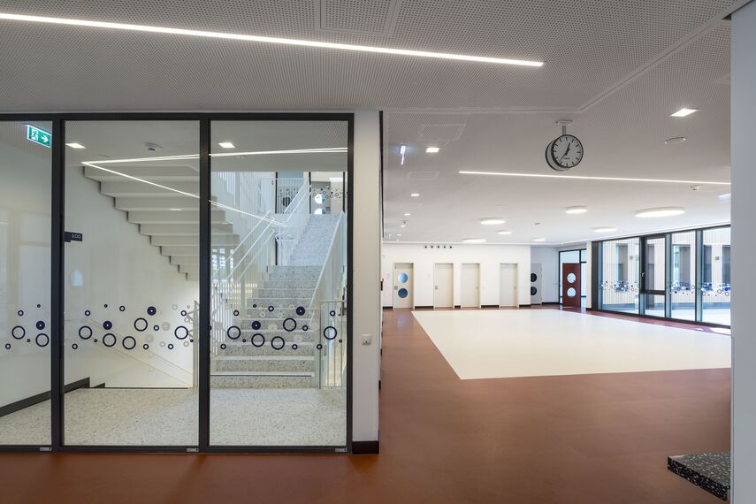 thermfix vario Fachadas, fuego light Janelas, presto 50 Portas and unico Portas - Olly-Schwarz-Schule, Viena located in Wien, Áustria