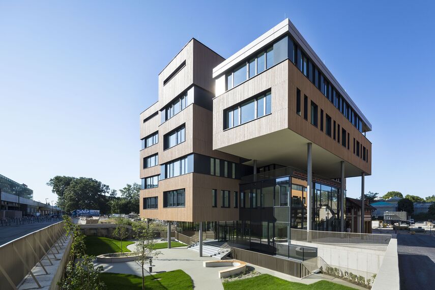 thermfix vario Fachadas, fuego light Janelas, presto 50 Portas and unico Portas - Olly-Schwarz-Schule, Viena located in Wien, Áustria