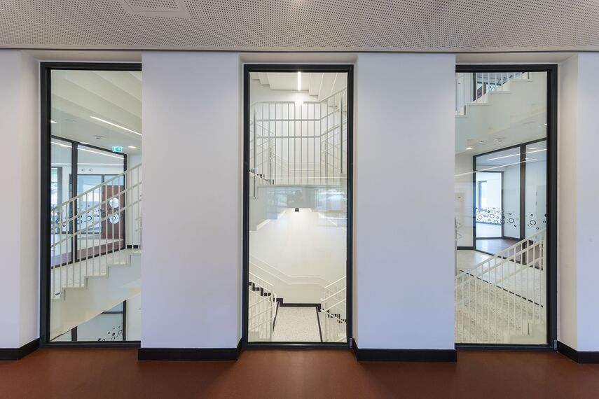 thermfix vario Fachadas, fuego light Janelas, presto 50 Portas and unico Portas - Olly-Schwarz-Schule, Viena located in Wien, Áustria