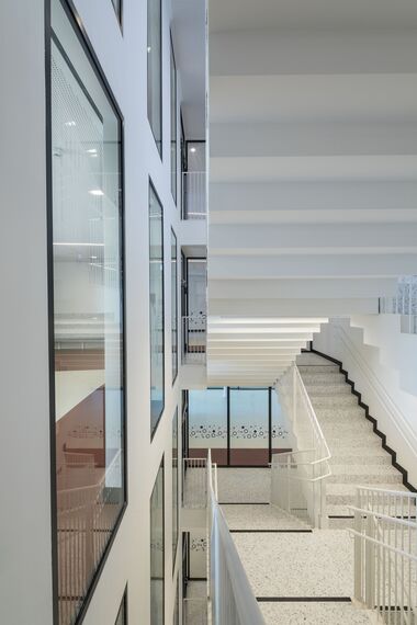 thermfix vario Fachadas, fuego light Janelas, presto 50 Portas and unico Portas - Olly-Schwarz-Schule, Viena located in Wien, Áustria