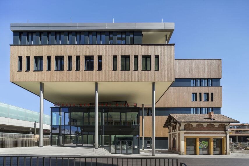 thermfix vario Fachadas, fuego light Janelas, presto 50 Portas and unico Portas - Olly-Schwarz-Schule, Viena located in Wien, Áustria