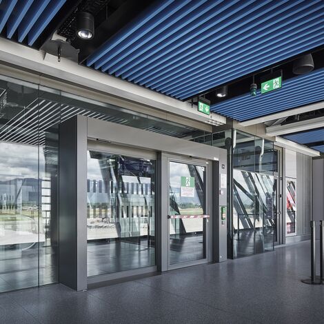fuego light Doors, fuego light Sliding systems and thermfix light Facades - Airport Terminal, Genebra located in Geneva, Suíça