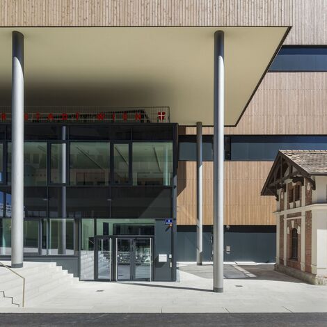 thermfix vario Fachadas, fuego light Janelas, presto 50 Portas and unico Portas - Olly-Schwarz-Schule, Viena located in Wien, Áustria