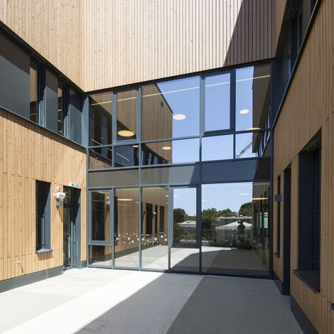 thermfix vario Fachadas, fuego light Janelas, presto 50 Portas and unico Portas - Olly-Schwarz-Schule, Viena located in Wien, Áustria