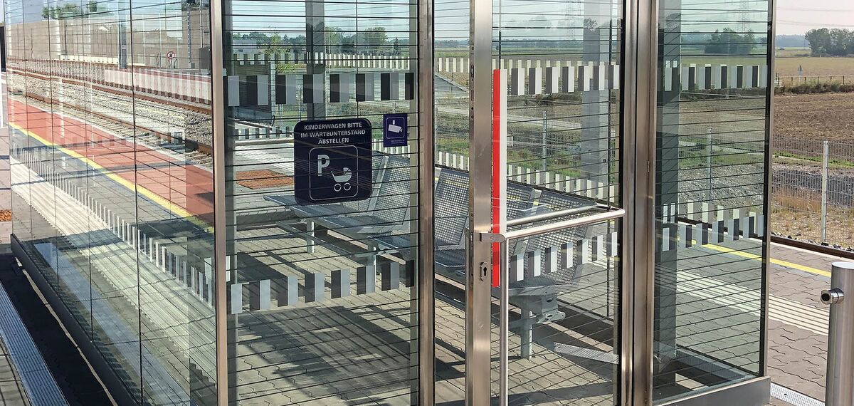 presto 50 Portas - ÖBB waiting booth located in Graz, Áustria