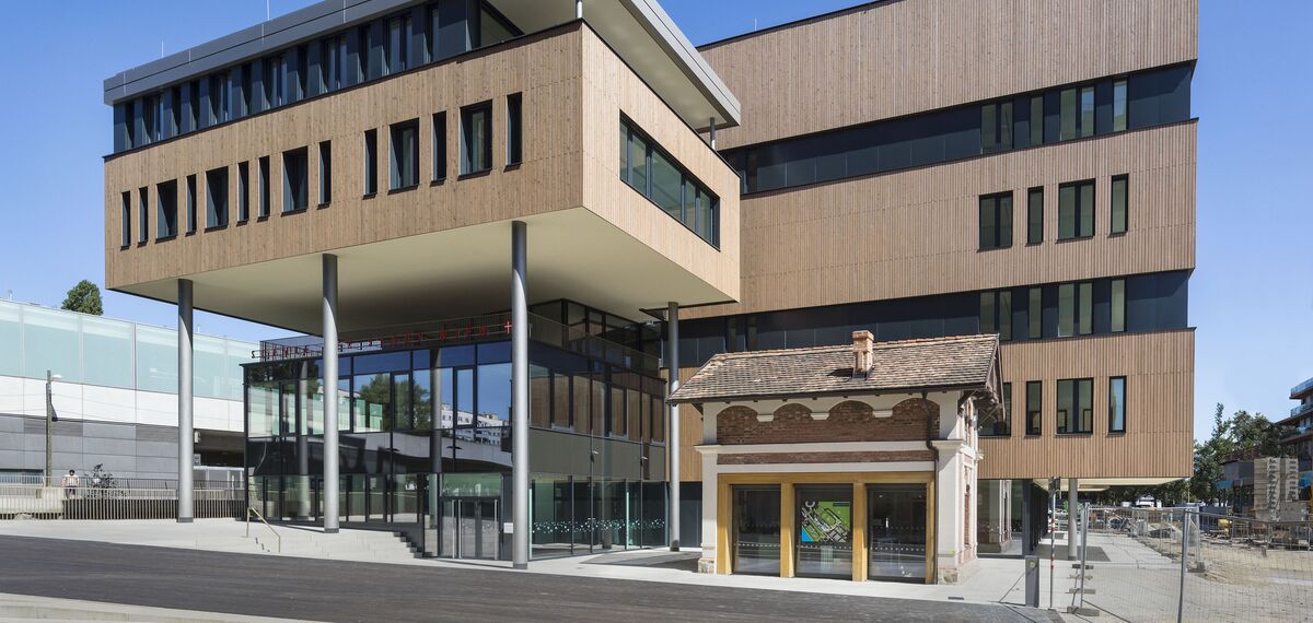 thermfix vario Fachadas, fuego light Janelas, presto 50 Portas and unico Portas - Olly-Schwarz-Schule, Viena located in Wien, Áustria