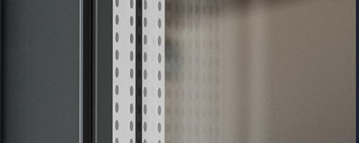 Pormenor de caixilharia de aço com envidraçamento complanar