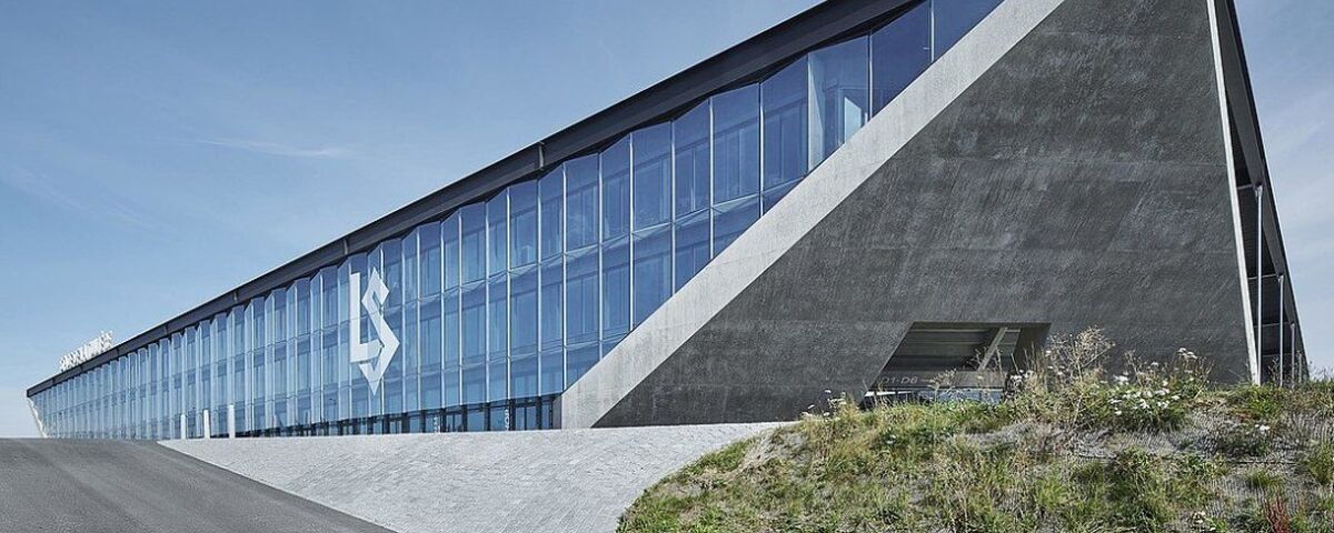 Edifício com fachada em aço