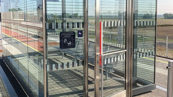 presto 50 Portas - ÖBB waiting booth located in Graz, Áustria