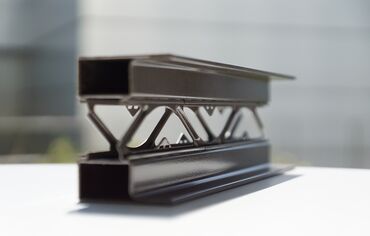 Caixilharia em aço de baixa emissão de carbono