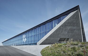 Edifício com fachada em aço